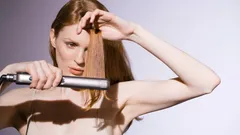 Jak prawidłowo prostować włosy: 10 skutecznych porad od stylisty gwiazd