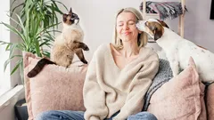 Co czują koty i psy? Mity i prawda o psychologii zwierząt domowych