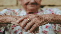 Życzliwość czy naiwność: dlaczego osoby starsze są bardziej życzliwe niż młodzież?