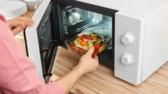 Czego nigdy nie wolno podgrzewać w mikrofalówce: eksperci wskazali 7 produktów