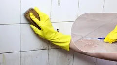 Jak usunąć mydlane zacieki w łazience: przepis na środek z 2 składników